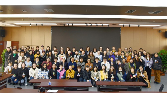 甘肅建科院舉行紀(jì)念“三八”國際勞動(dòng)?jì)D女節(jié)表彰大會(huì)暨女職工創(chuàng)意花瓶DIY活動(dòng)