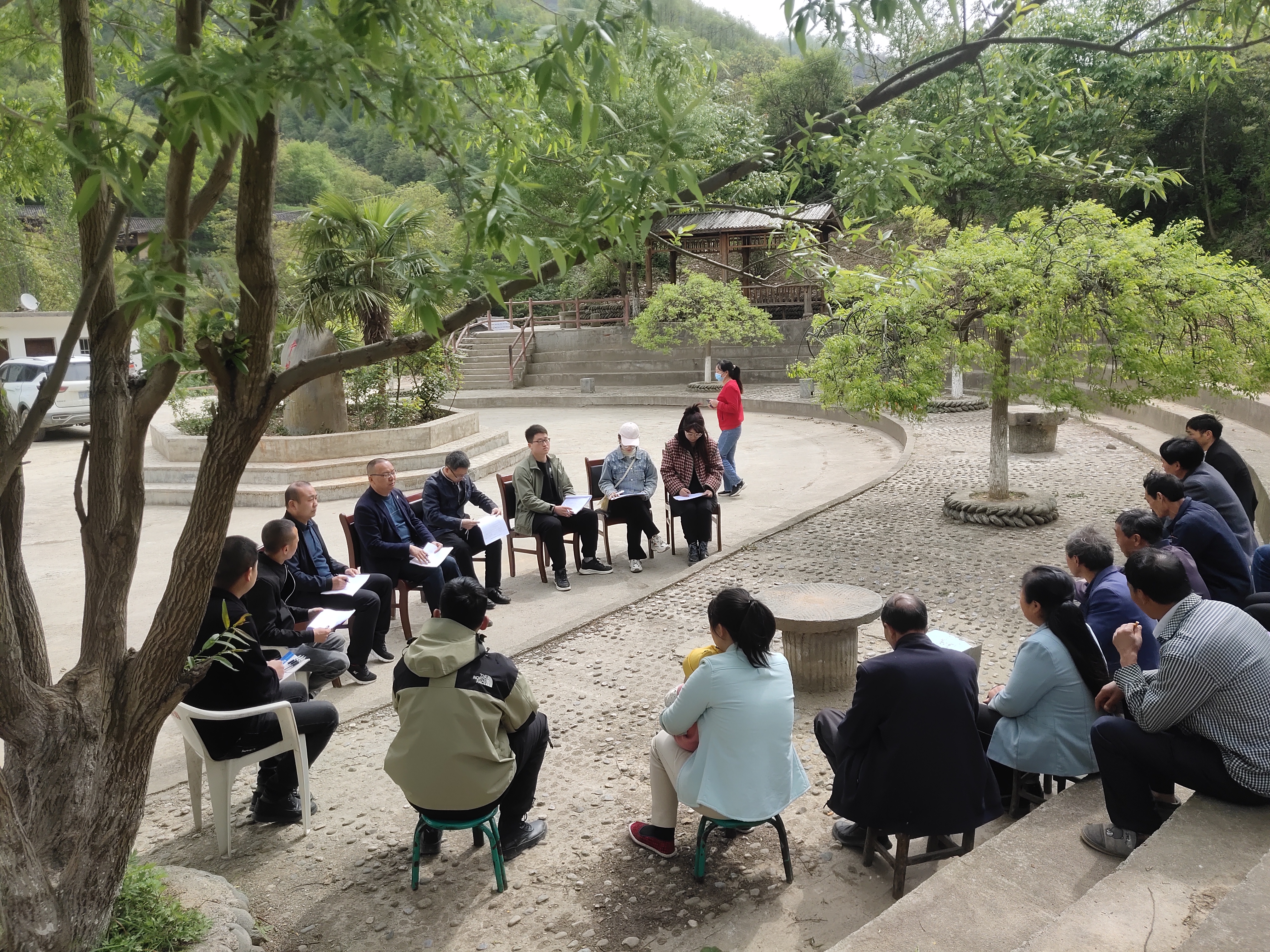 設計團隊與店子鄉(xiāng)群眾座談了解當?shù)鼗厩闆r.jpg
