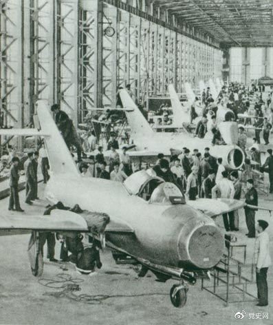 　　1956年7月19日，國產第一架噴氣式戰斗機在沈陽首次試飛成功，標志著中國具備了獨立研制空軍武器裝備的能力。圖為國產第一批噴氣式飛機即將出廠。