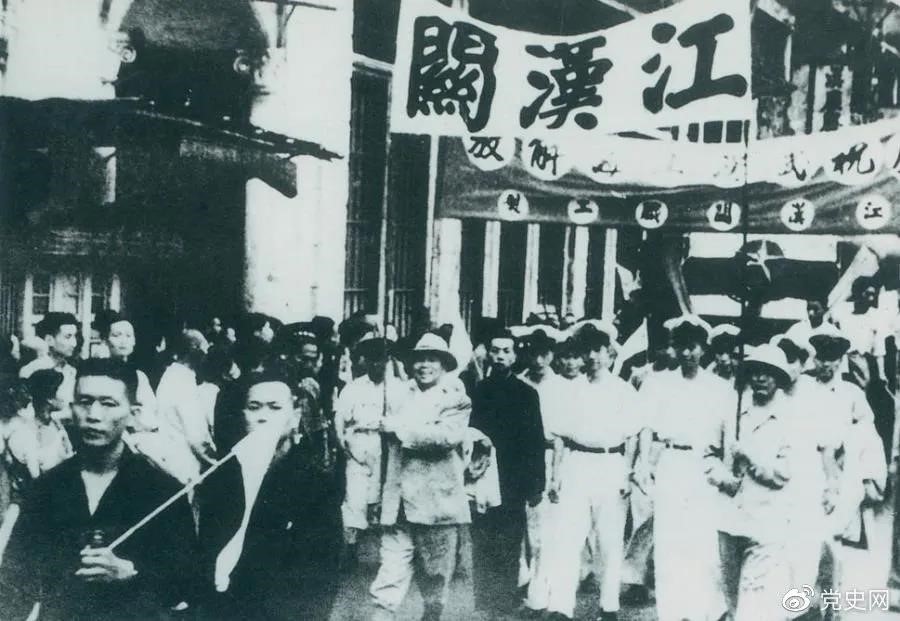 1949年5月17日，第四野戰(zhàn)軍解放武漢。圖為武漢人民歡慶解放。