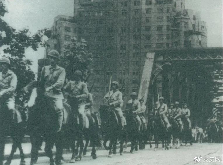 　　1949年5月，人民解放軍殲滅退守上海的敵軍15萬人，解放了這個中國最大的城市。圖為解放軍進駐上海。