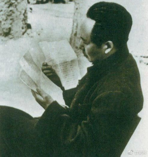 　　1946年6月，國民黨撕毀停戰協定和政協決議，挑起全面內戰。這是毛澤東在延安審閱有關自衛反擊的電報。