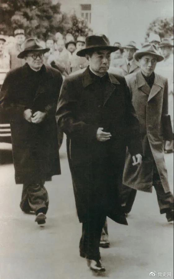 1954年4月26日,日內瓦會議開幕。圖為周恩來率中國代表團進入會場。