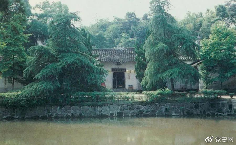 圖為任弼時故居。1904年4月30日，任弼時出生在湖南省湘陰縣熟塘鄉(xiāng)唐家橋（今屬汨羅市）。