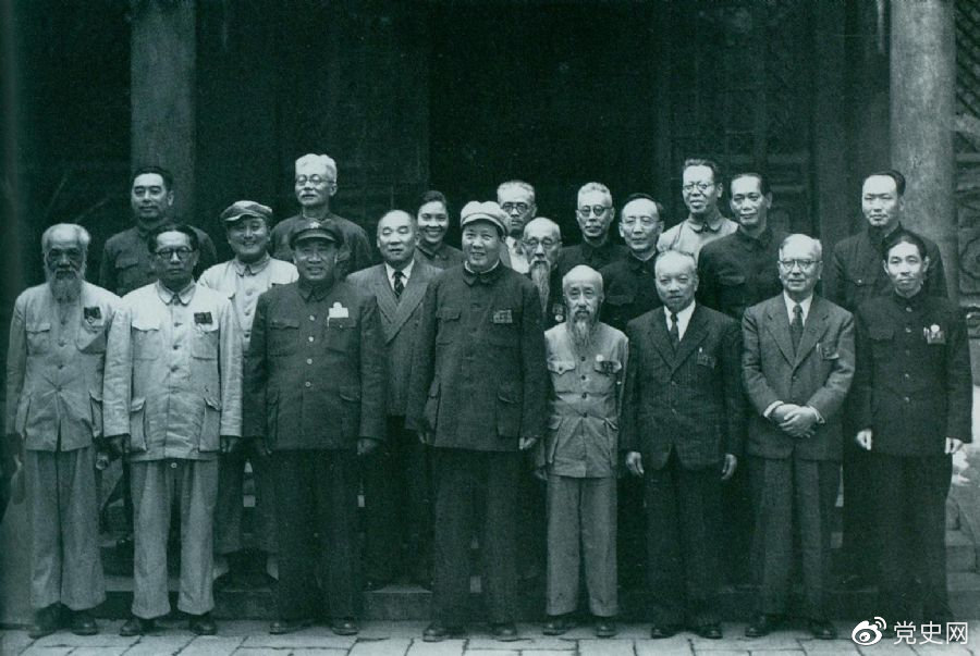 1949年7月5日，新政治協(xié)商會議籌備會常務(wù)委員合影。