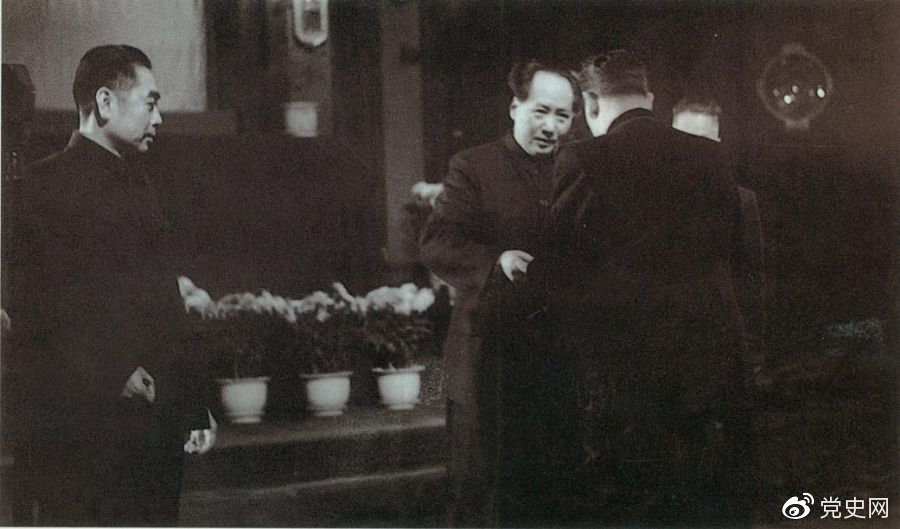 1949年10月2日，蘇聯(lián)政府首先承認(rèn)中華人民共和國(guó)。10月3日，中蘇正式建交。圖為蘇聯(lián)第一任駐中國(guó)大使向毛澤東主席呈遞國(guó)書。