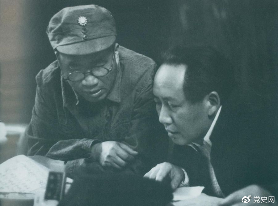 1945年4月，毛澤東和朱德在中國共產(chǎn)黨第七次全國代表大會上。
