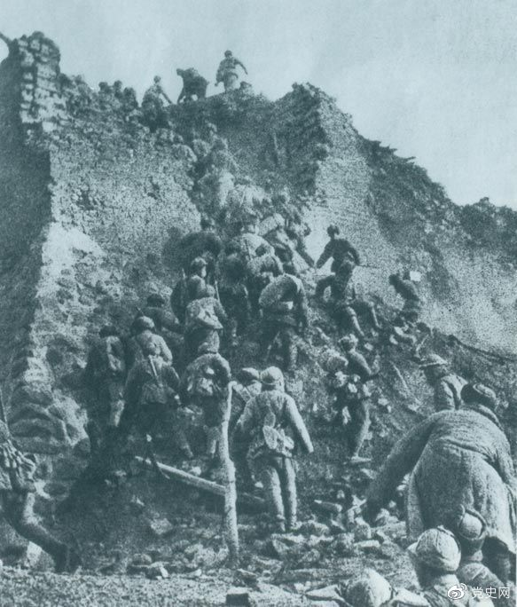 1948年12月，人民解放軍向新保安守敵發起攻擊。這是解放軍戰士登上新保安城頭。 